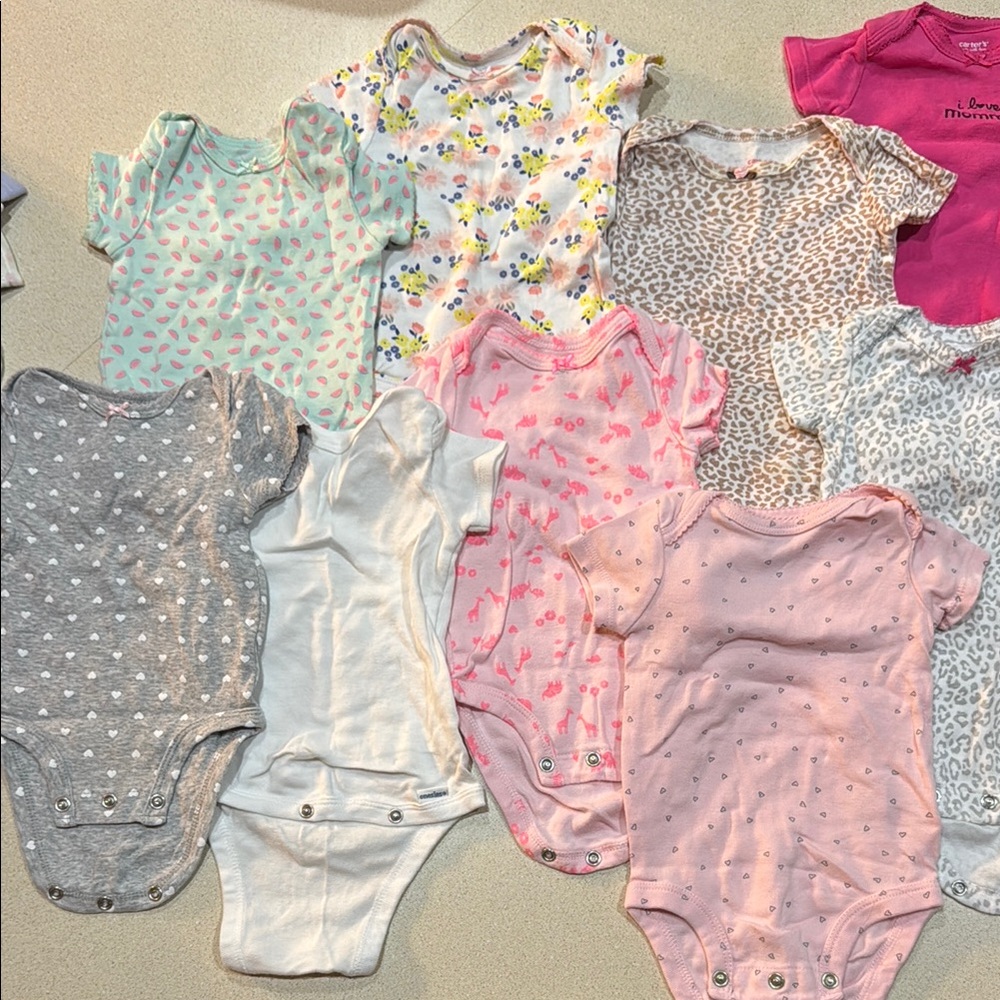 Nearly NEW short-sleeve bodysuits 0-3/3mo